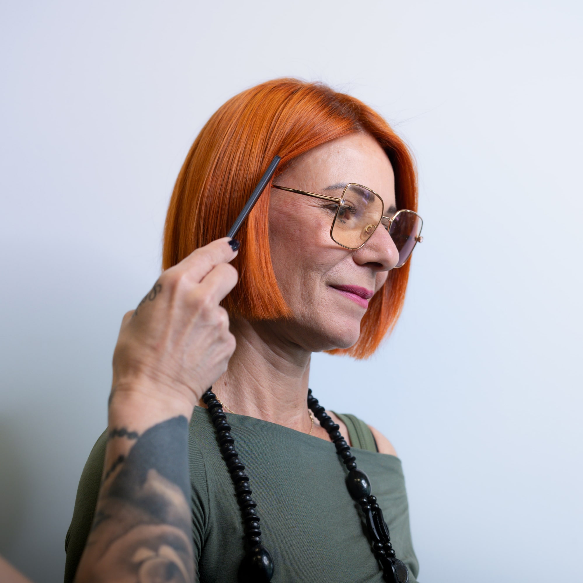 Donna in posa con colore fatto dentro ad un parrucchiere a Corsico