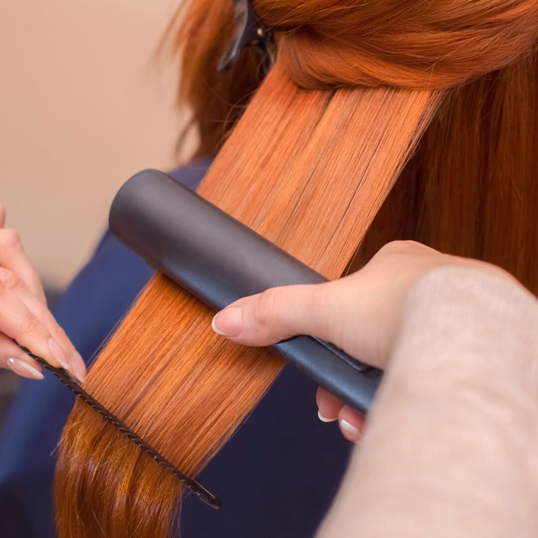 Utilizzo di piastra per capelli su capelli rossi