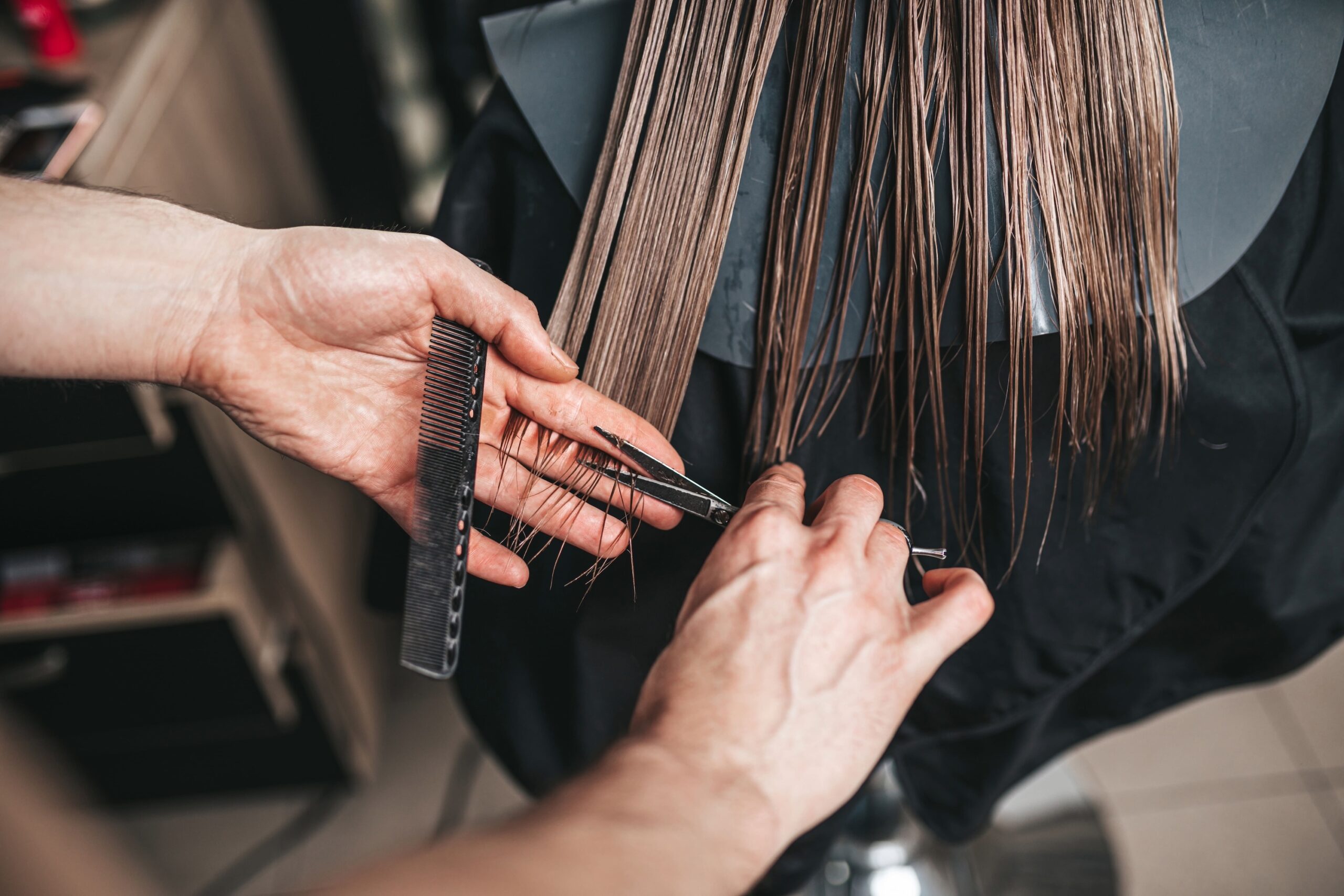 Taglio delle punte dei capelli con forbici