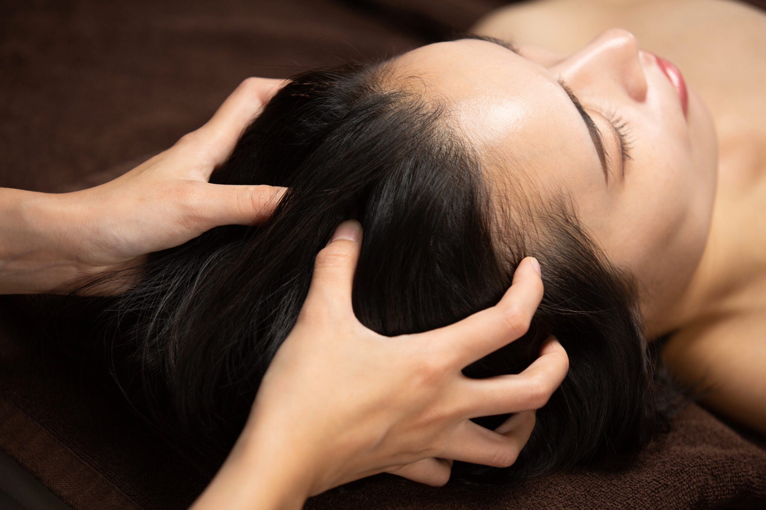 Massaggio del cuoio capelluto per stimolare la crescita