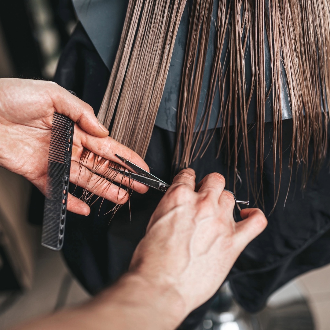 Taglio delle punte dei capelli con forbici